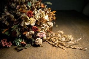 Comment teindre des fleurs séchées pour embellir vos décorations