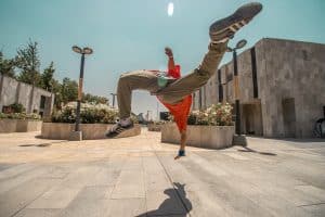 Faire du parkour : une introduction aux techniques et aux bienfaits