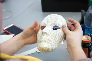 Comment réaliser un masque en papier mâché : guide étape par étape